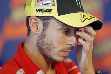 valentino rossi ducati infortunio mano