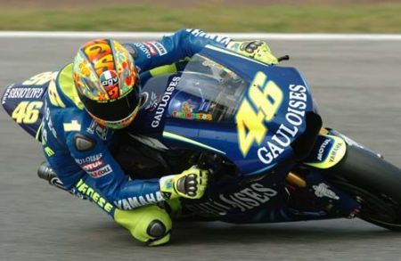 Valentino Rossi in azione sulla sua Yamaha ufficiale