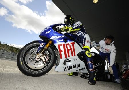 Valentino Rossi esce dai box di Jerez