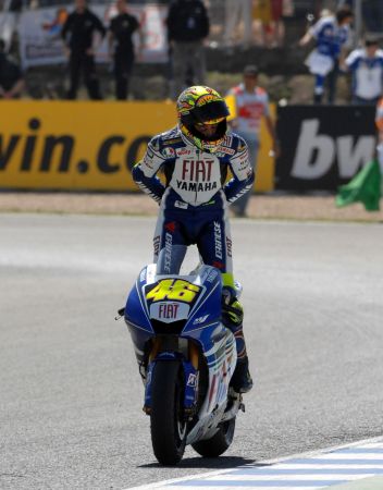 Valentino Rossi esulta dopo una vittoria