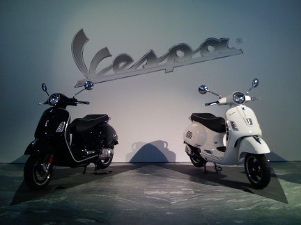 Vespa GTS 300 Super bianca nera