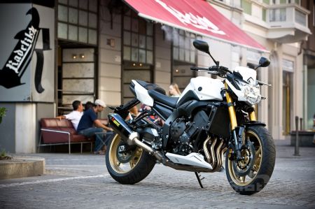 Yamaha FZ8 con allestimento Akrapovic