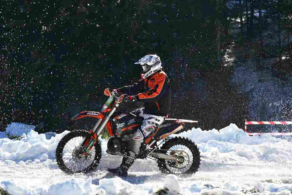 Moto su neve (foto Pixabay)