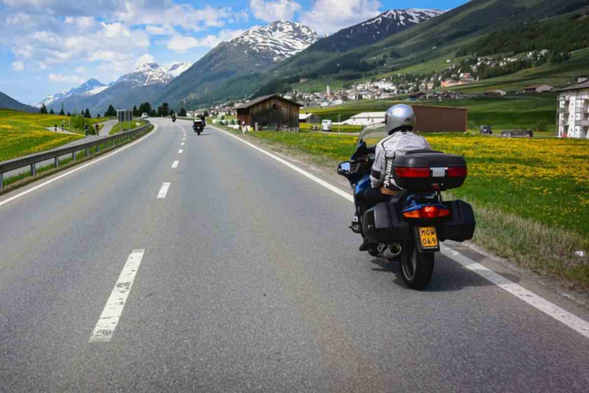 Moto su strada (foto Pixabay)