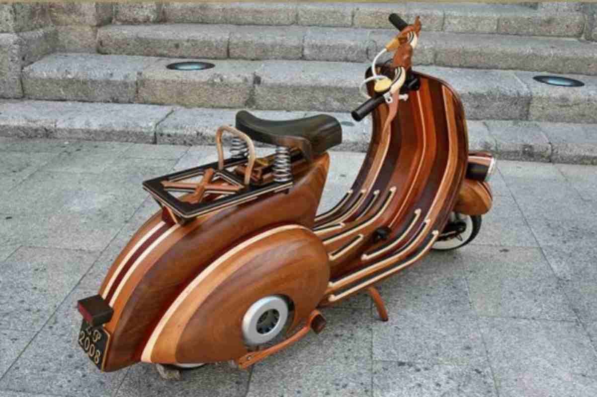 Piaggio Vespa in legno by Carlos Alberto (web source)