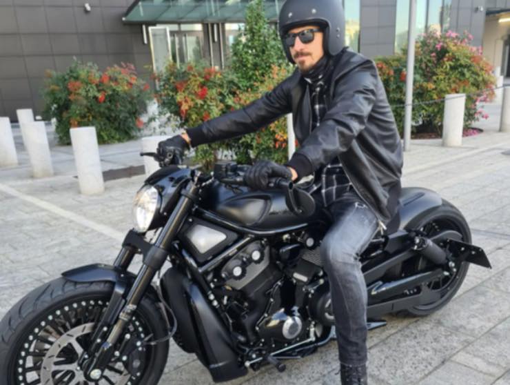 Zlatan Ibrahimovic in sella alla sua Harley Davidson V-Rod (Instagram) 11.12.2022 nextmoto