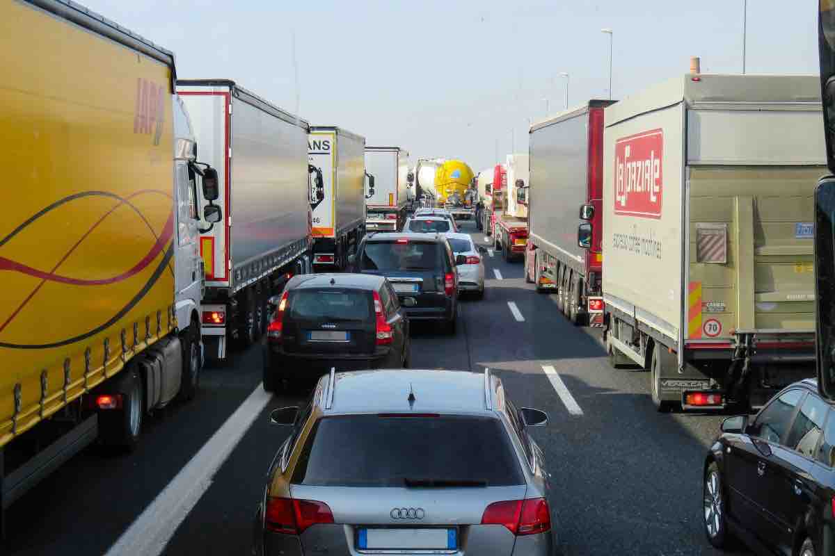 Usare la corsia d'emergenza col traffico