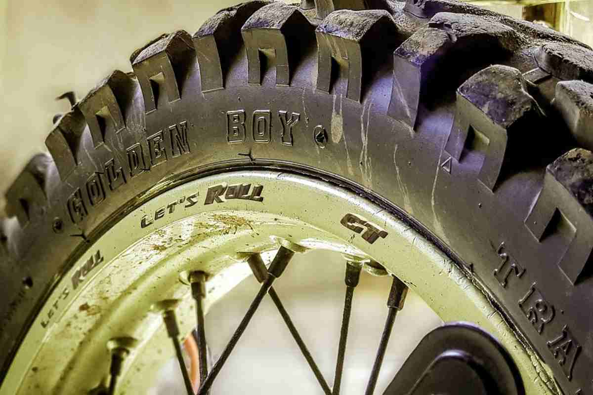 Gomme moto, alla scoperta delle sigle sui fianchi - NextMoto.it