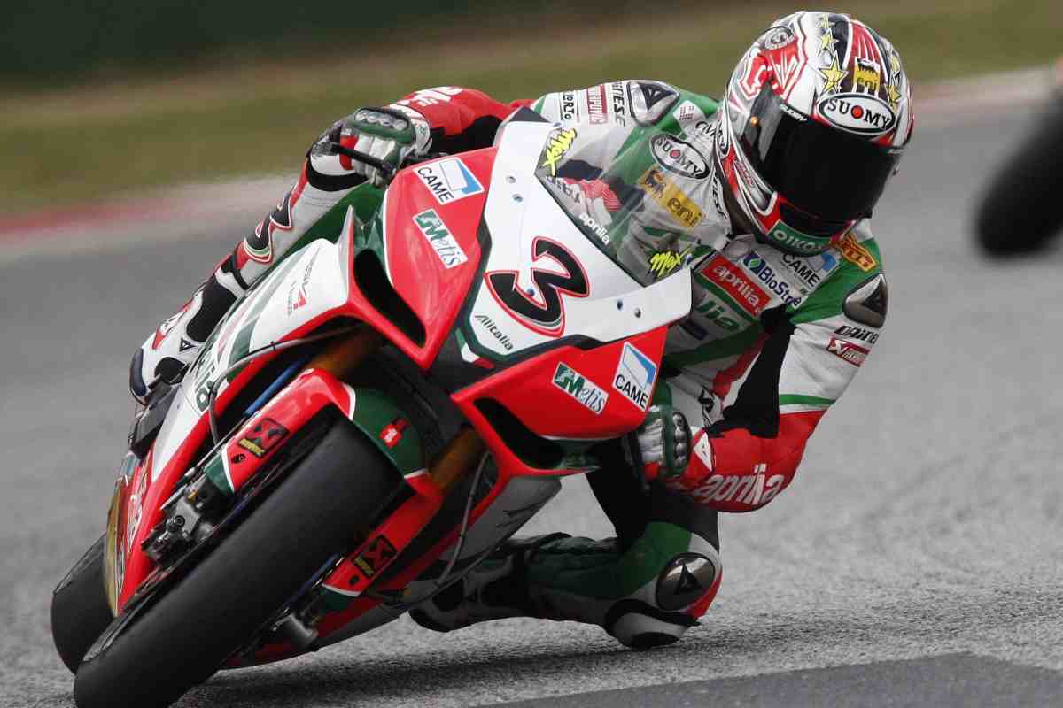 Max Biaggi in sella all'Aprilia Superbike