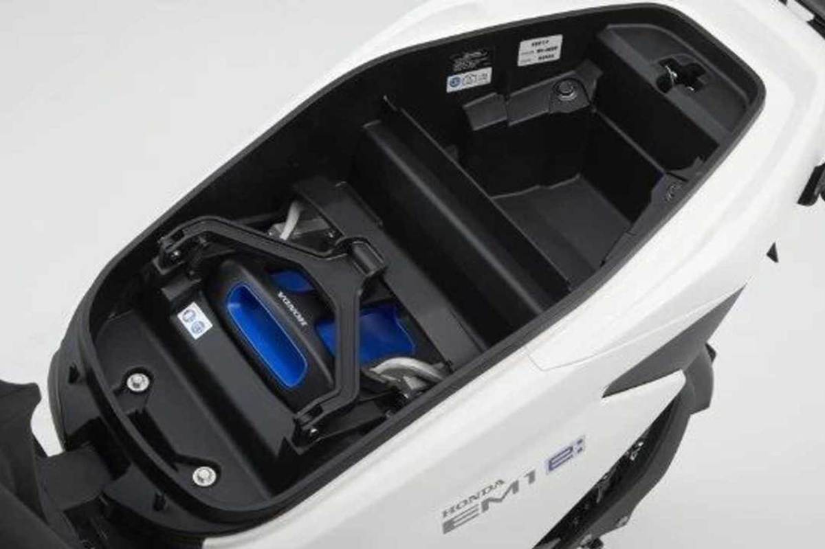 La batteria estraibile dell'Honda EM1 - NextMoto.it 