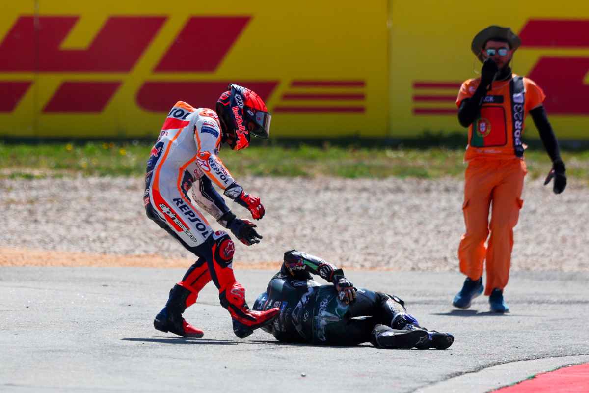 Marc Marquez e Miguel Oliveira dopo l'incidente (foto Ansa)