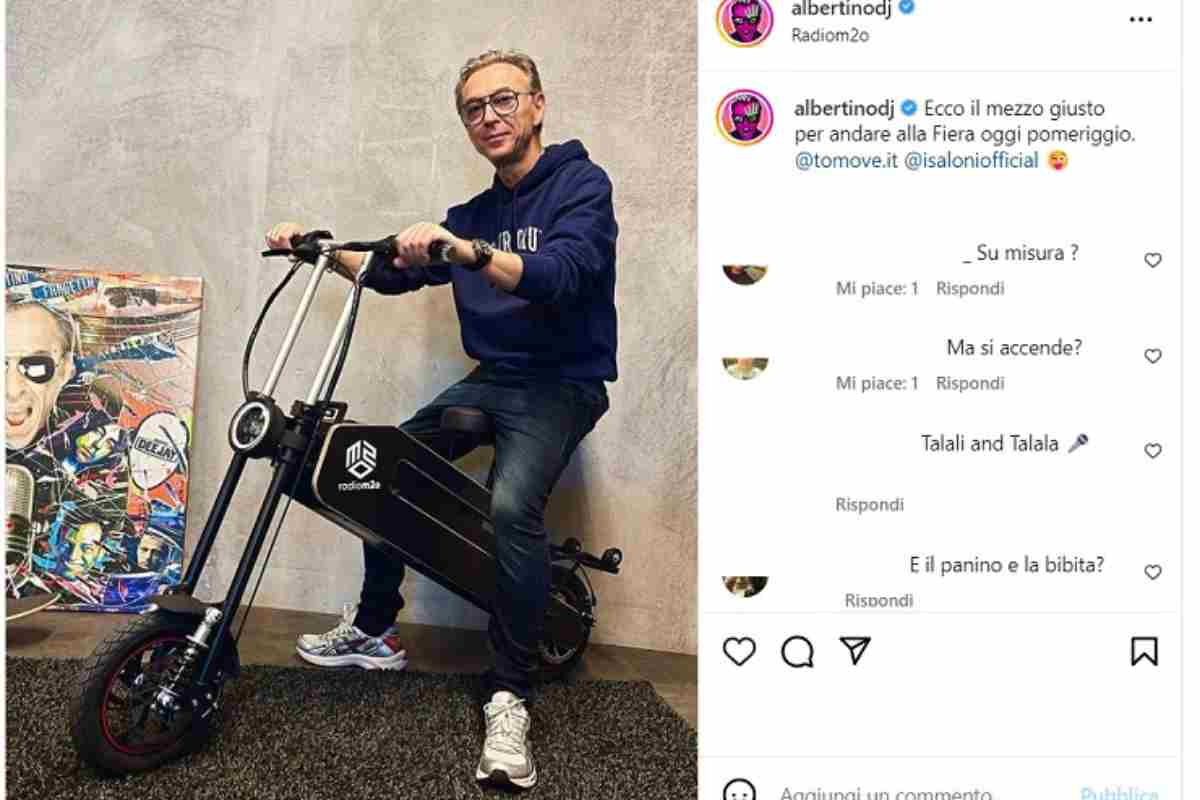 DJ Albertino in sella a una bici elettrica