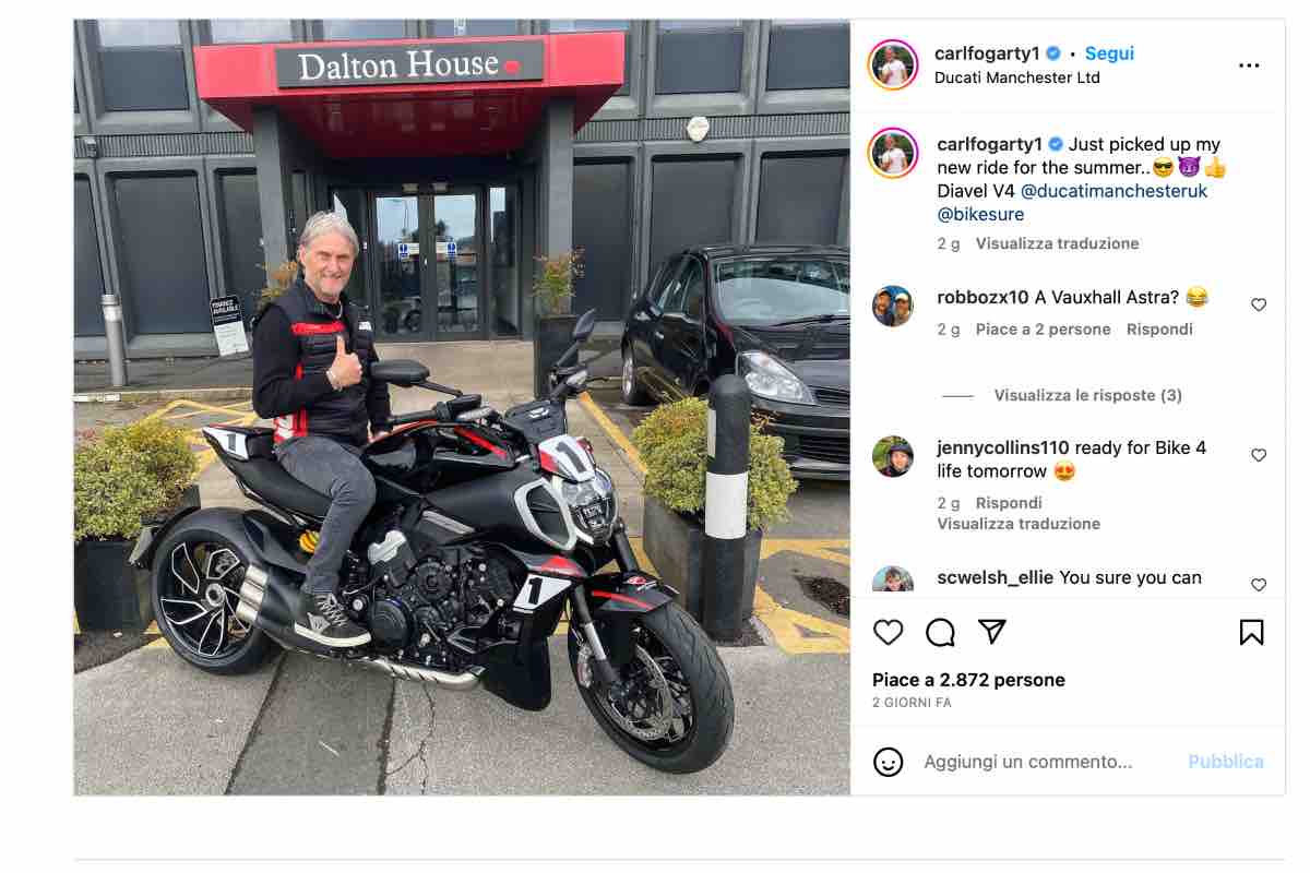 Carl Fogarty su una Ducati