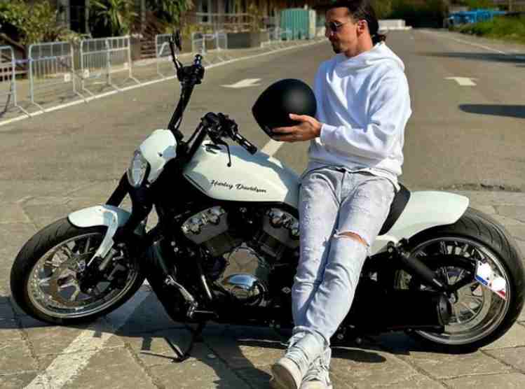 Ibrahimovic con una Harley Davidson 