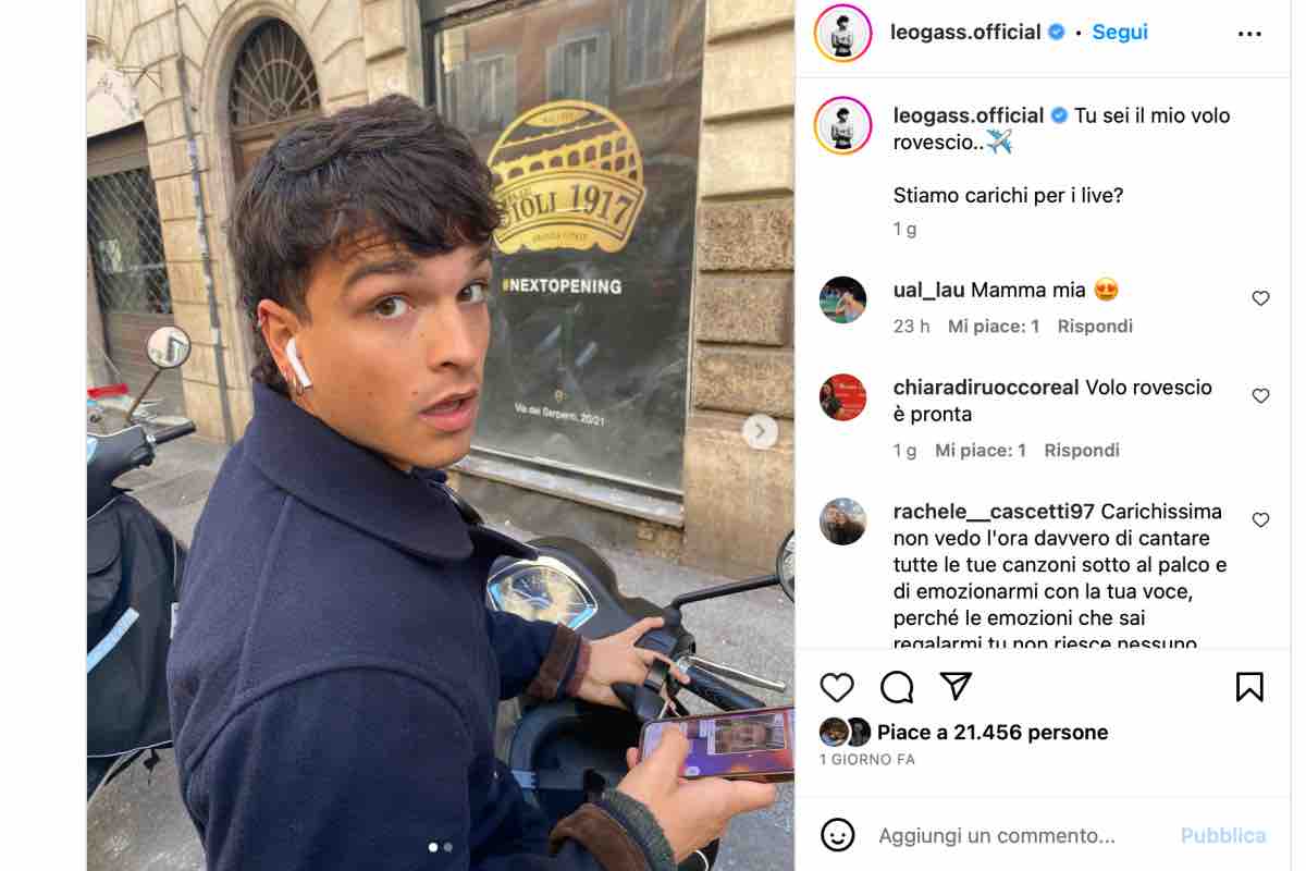 Leo Gassman con il suo scooter in giro per Roma