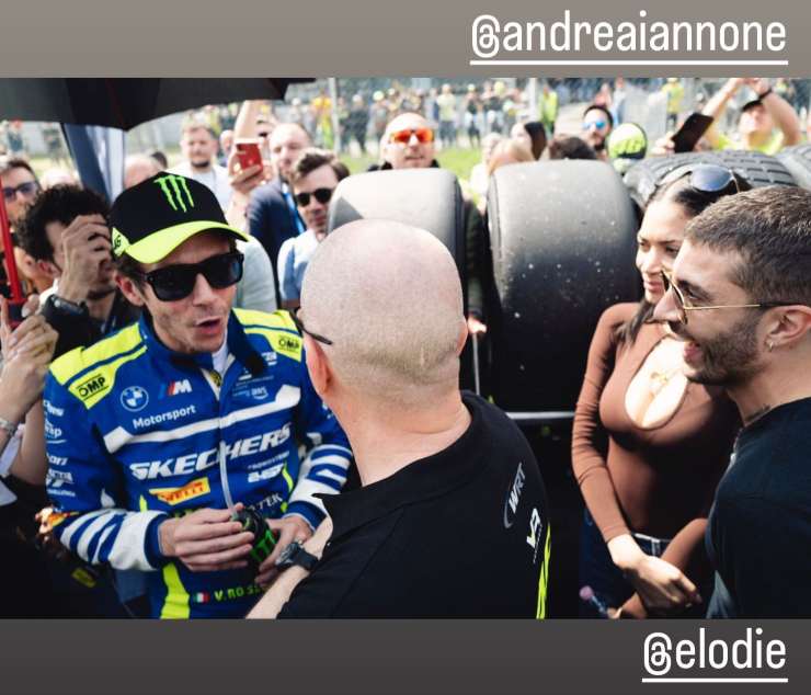 Valentino Rossi, la foto con Elodie e Andrea Iannone