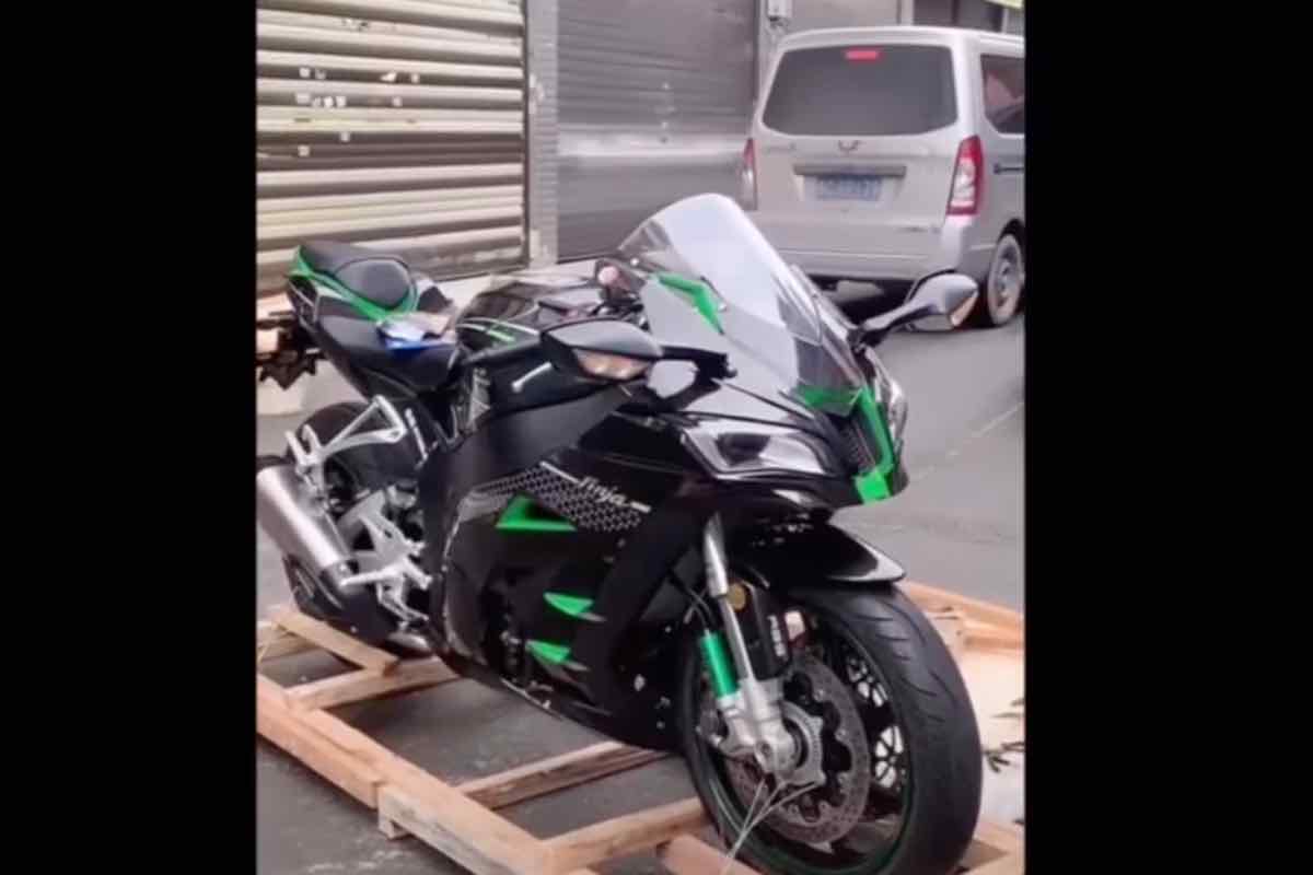 Una Kawasaki Ninja "identica" alla moto giapponese