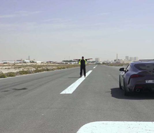 GasGas 450 F sfida Toyota Supra e GR Yaris