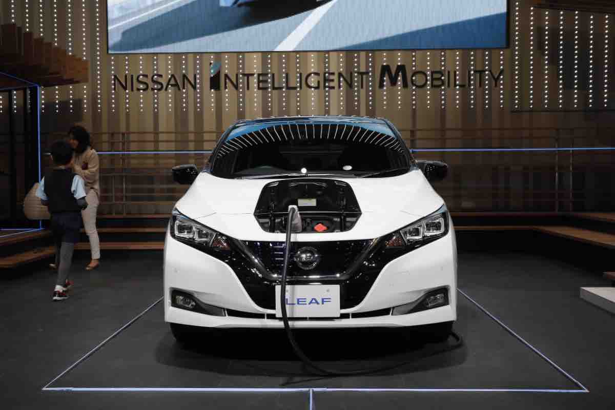 Nissan Leaf con il motore di una moto