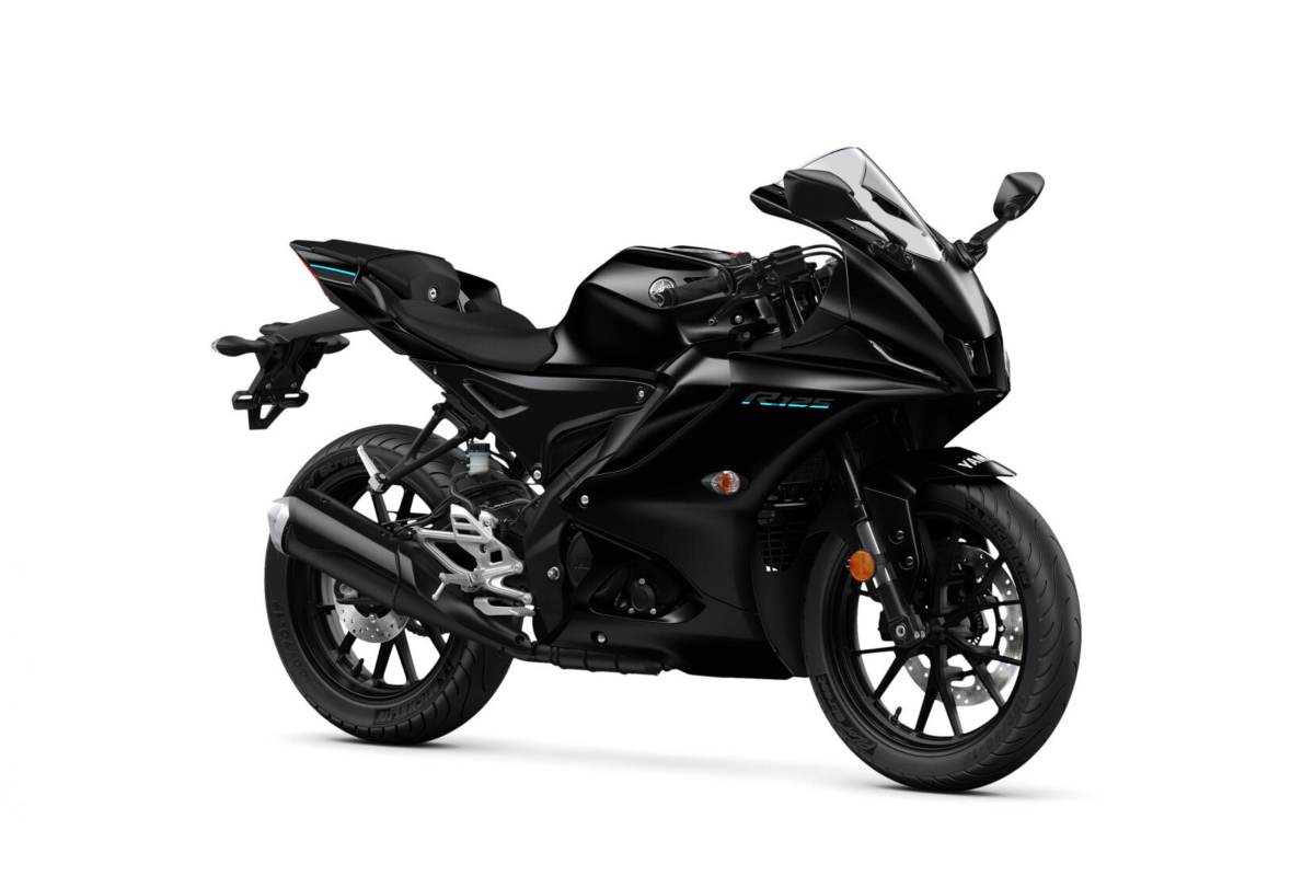 Yamaha R125, anche in versione Tech Black: potenza pura