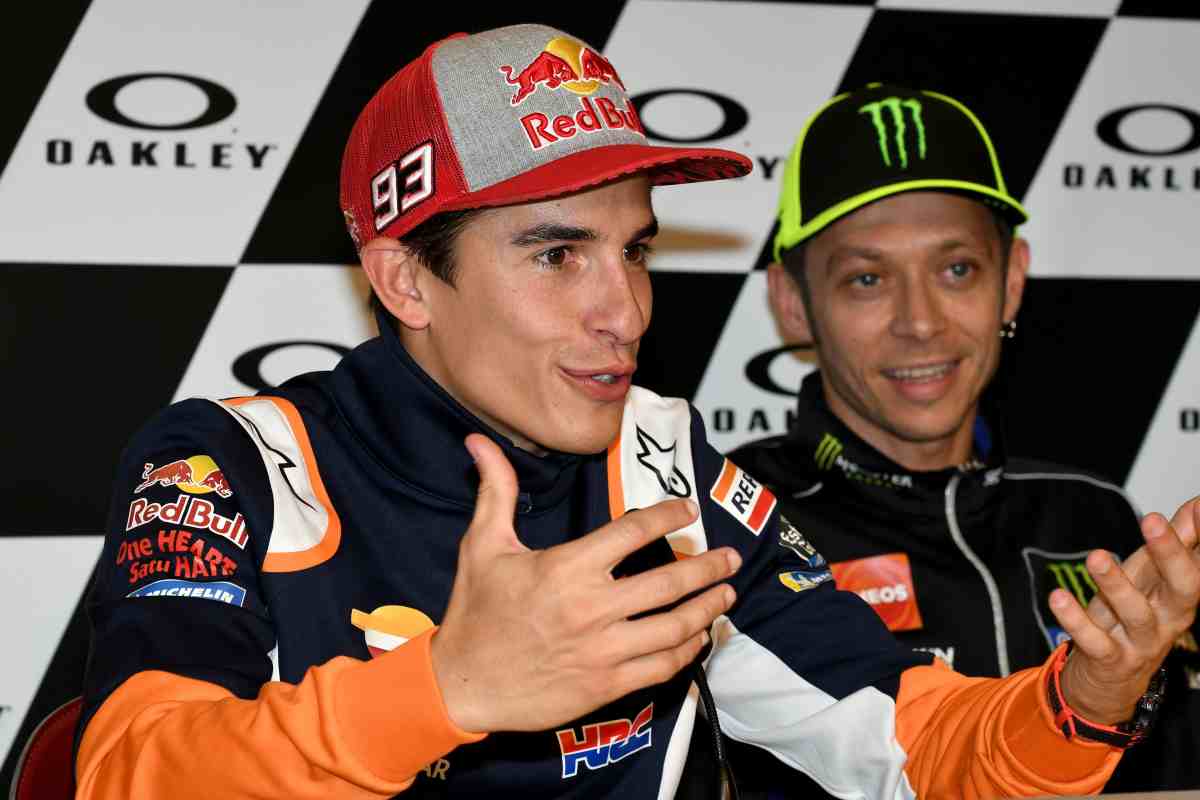 Marc Marquez imita Valentino Rossi