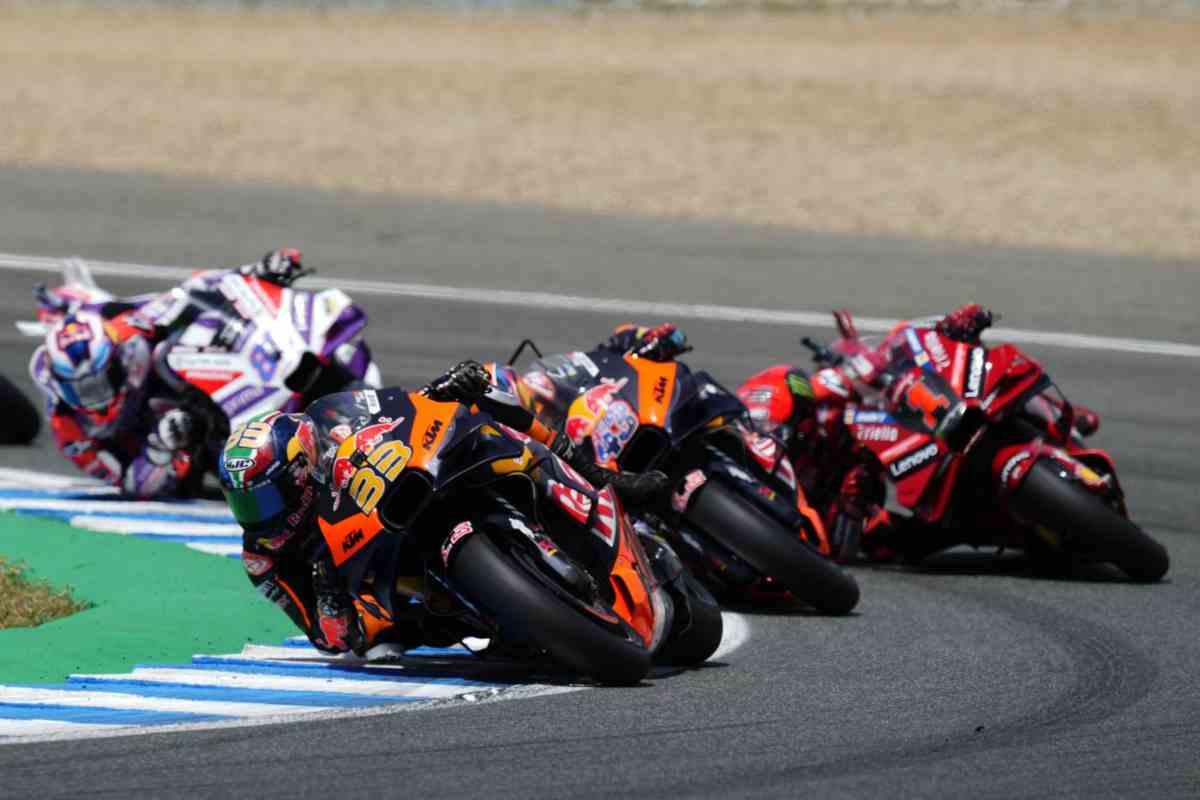 MotoGP, il pilota non riesce a rientrare