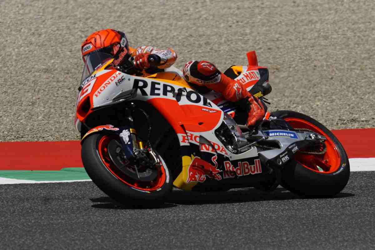 Marc Marquez e la firma con Honda