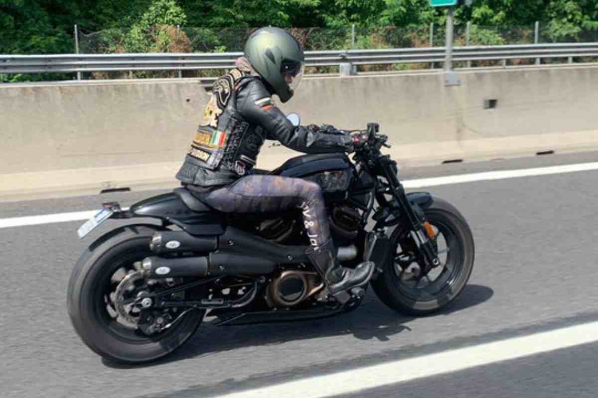 Roberta Bruzzone con la sua Harley Davidson