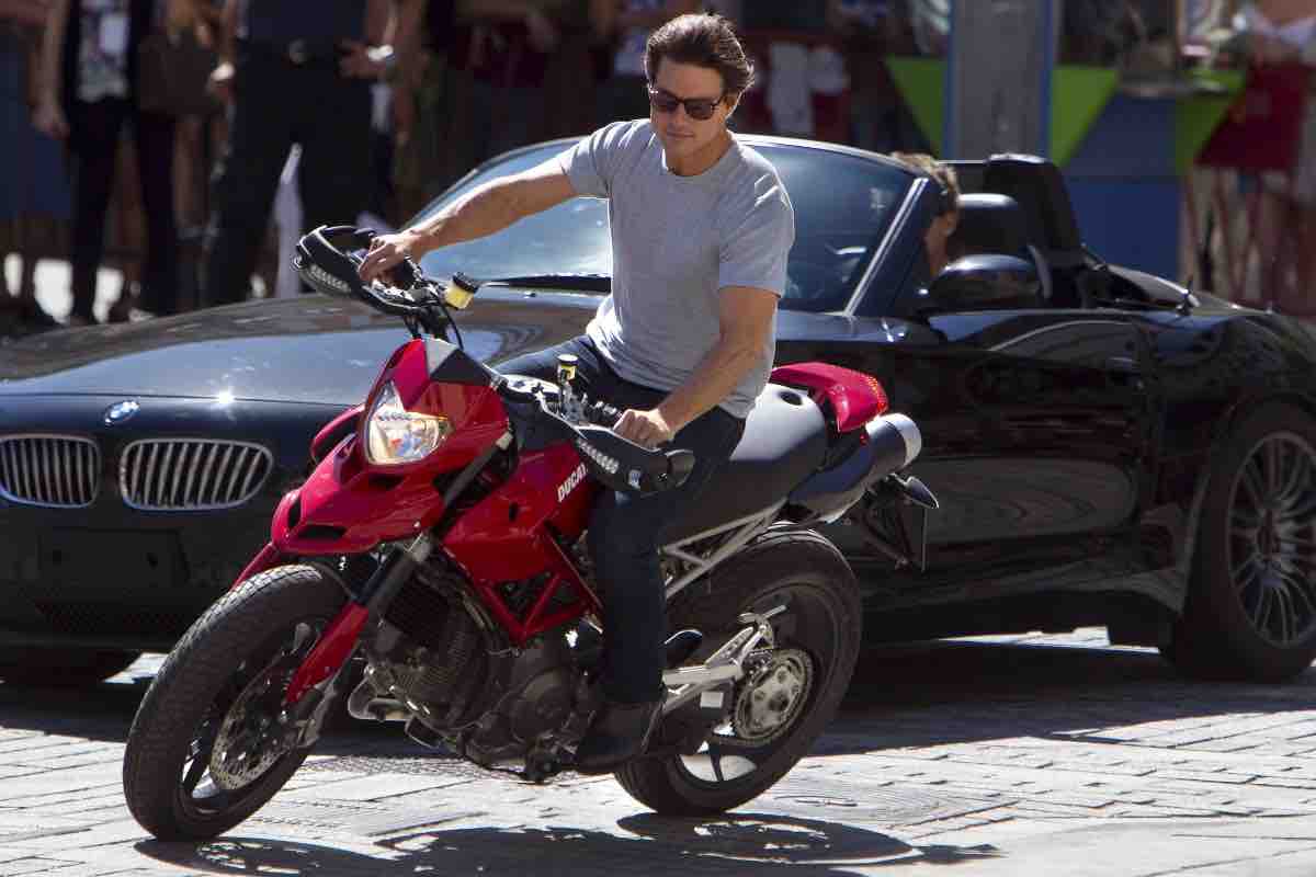 Attore Tom Cruise senza casco