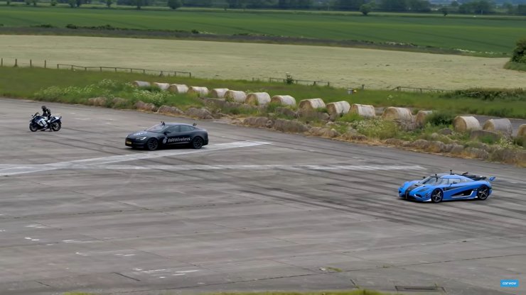 Suzuki Hayabusa contro Tesla Plaid e Koenigsegg Agera