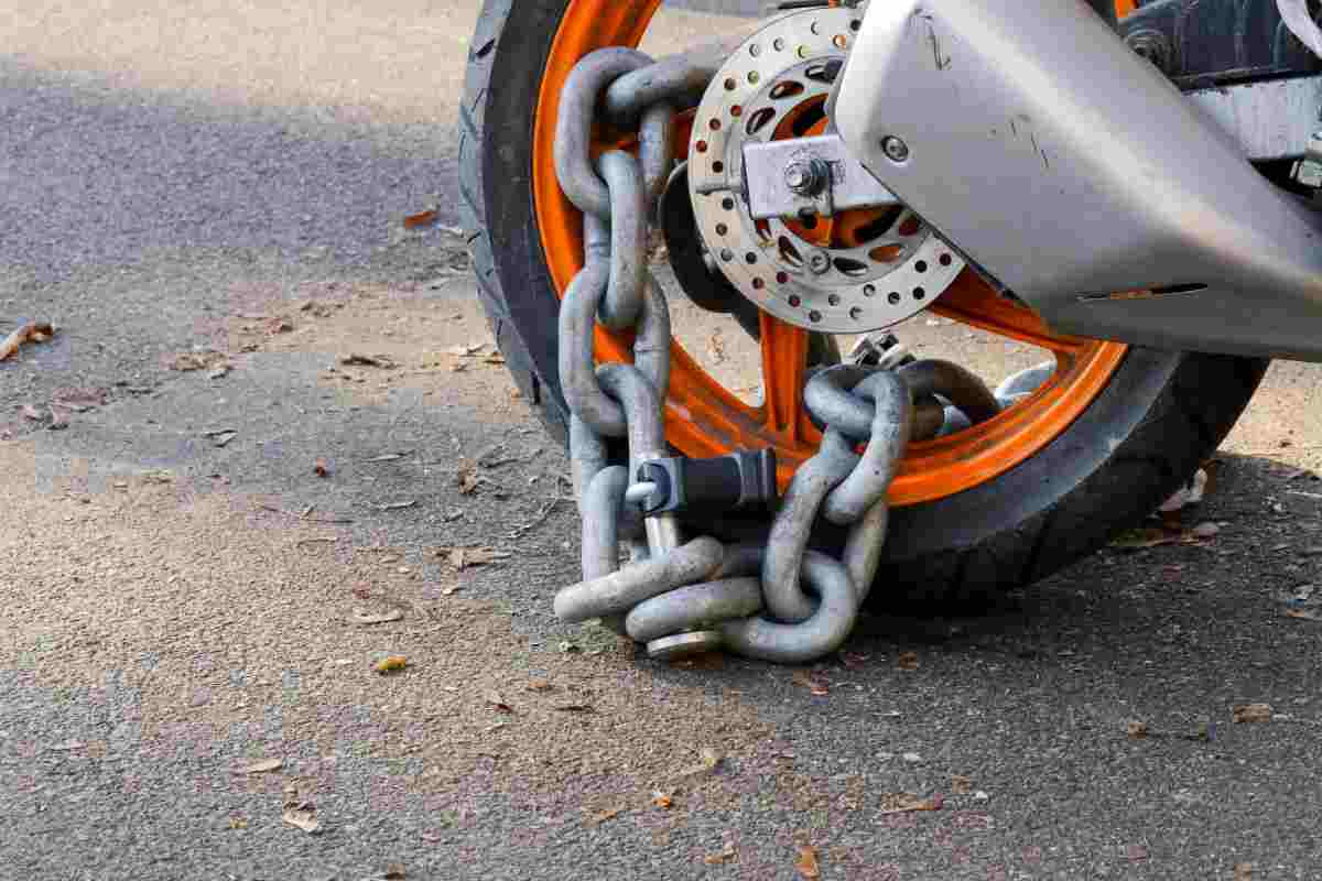Come prevenire i furti alla moto (Canva)