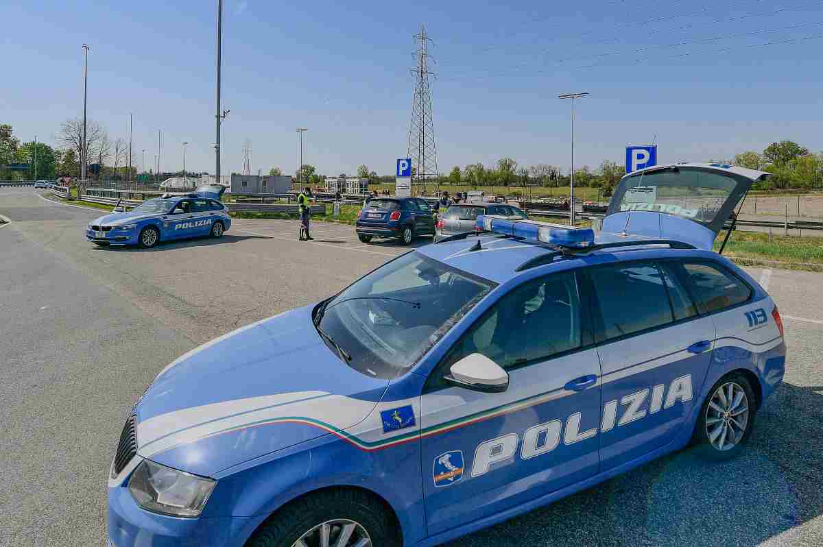 Uomo nudo guida motorino multa Salerno