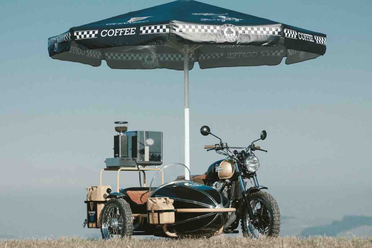 Motocicletta che fa il caffé