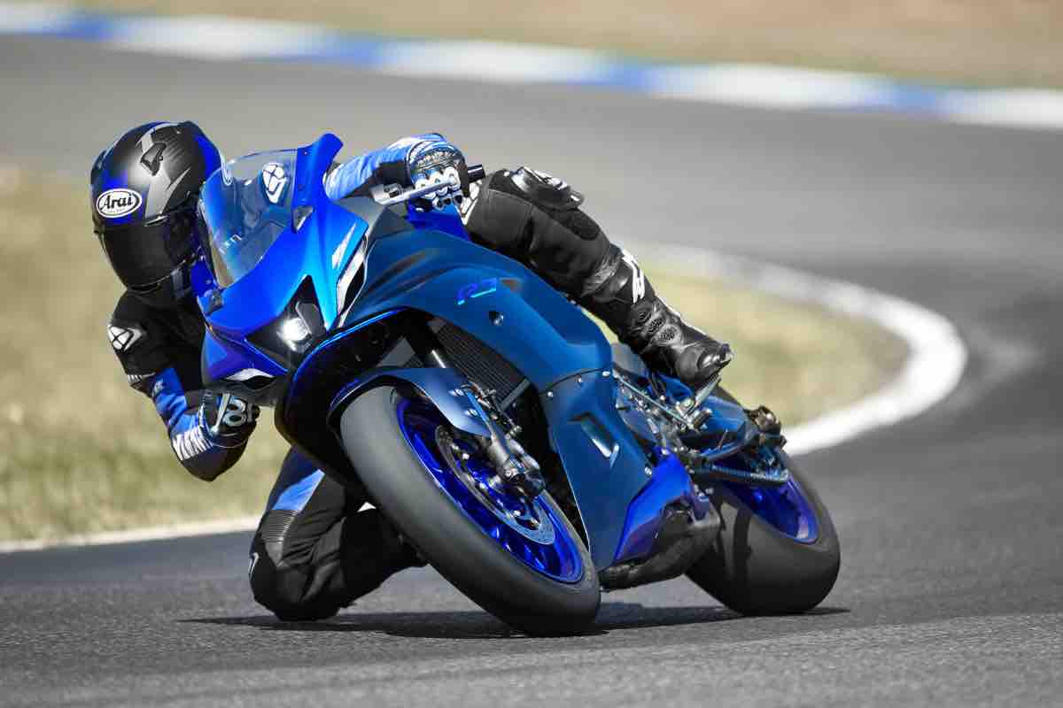 Una Yamaha R7 in pista 