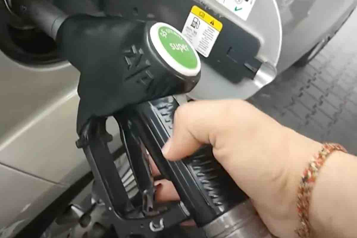 Benzina, introdotti i prezzi medi: i dettagli