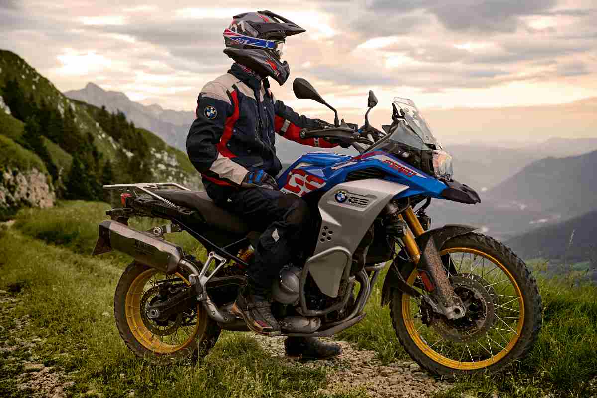 Voge 900DS sfida BMW GS