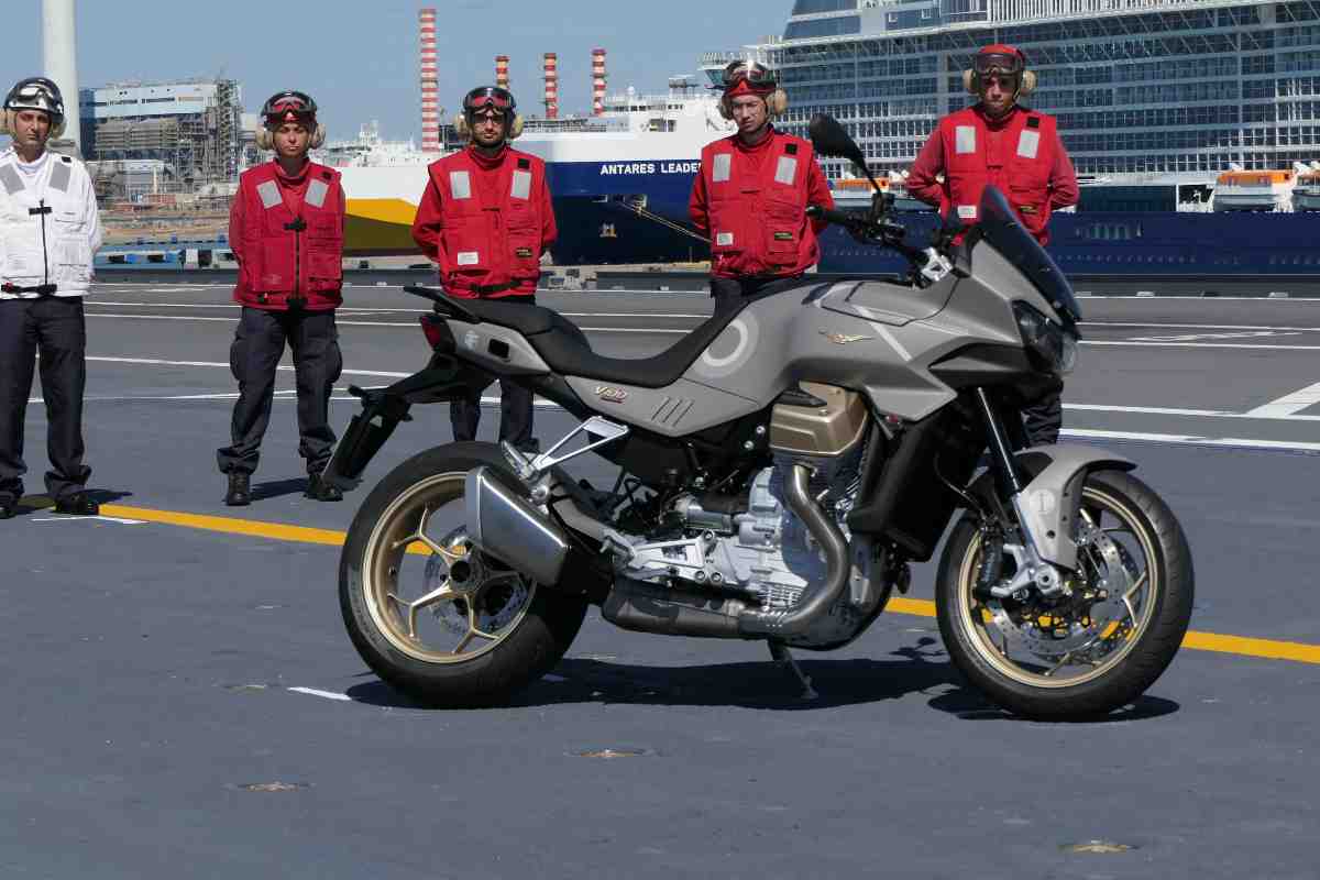 Moto Guzzi V100 Mandello richiamate in fabbrica