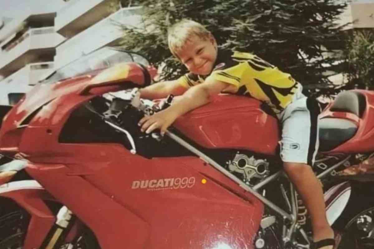 Ragazzino con la Ducati