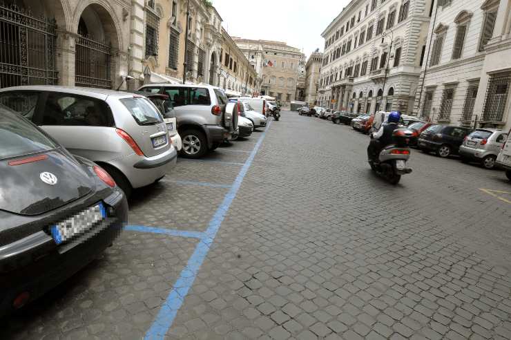 Parcheggio strisce blu con moto elettriche