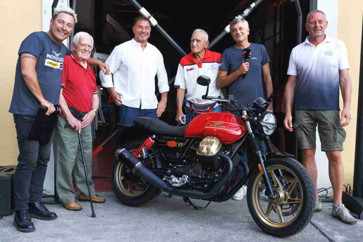 Moto Guzzi presenta la V7 Stone 75° Oro Olimpico