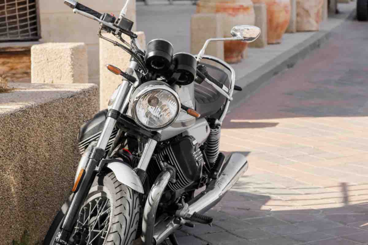 Sfortuna per due motociclisti a Napoli
