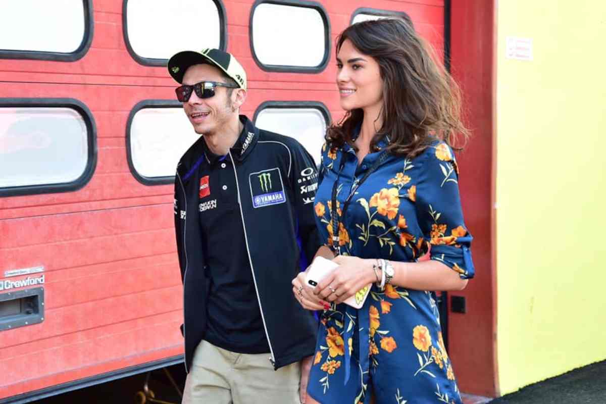 Valentino Rossi e Francesca Sofia Novello insieme alla festa