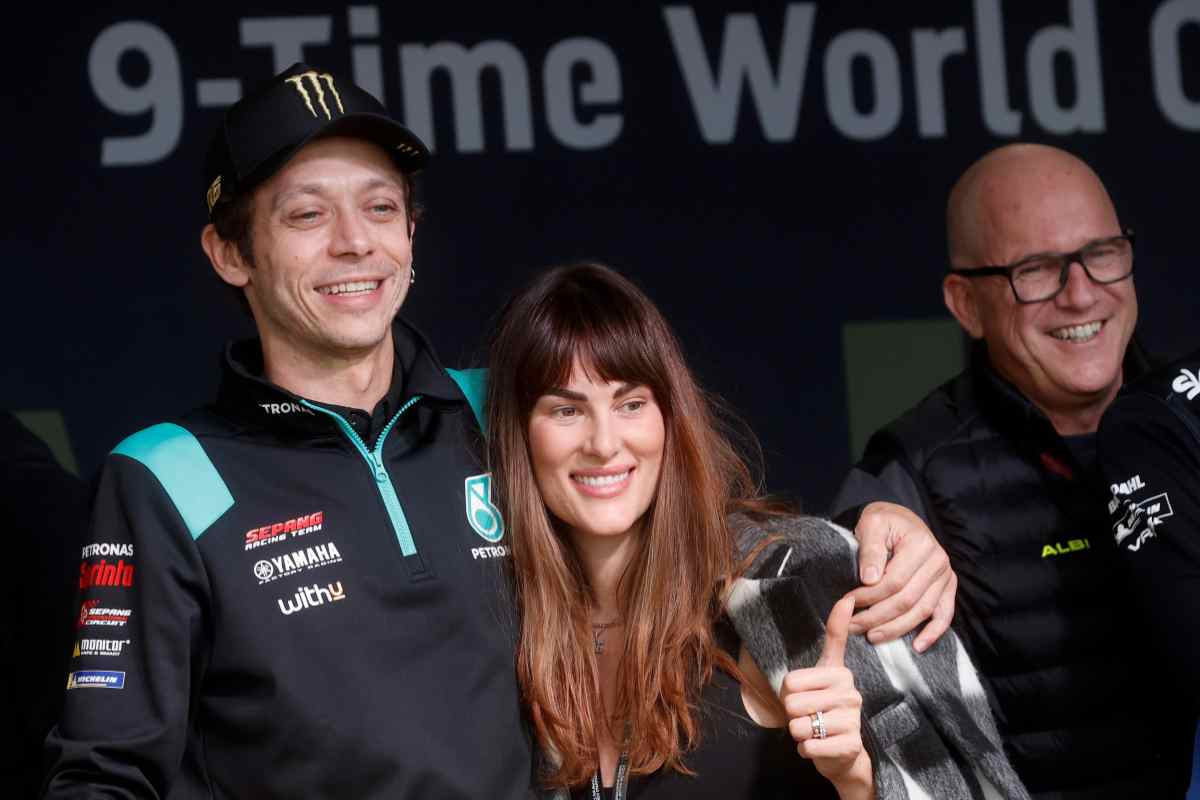 Valentino Rossi e il bacio appassionato alla Novello