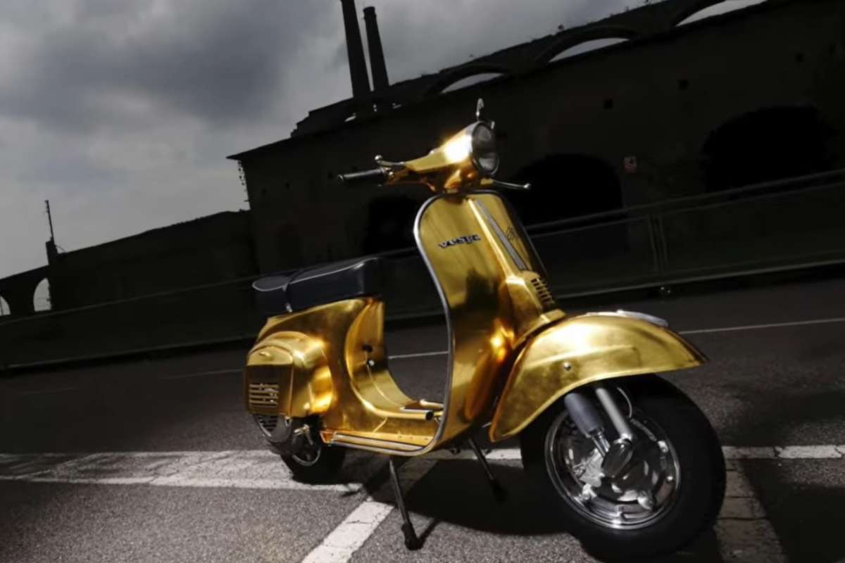 Vespa Polini Gold ricoperta d'oro