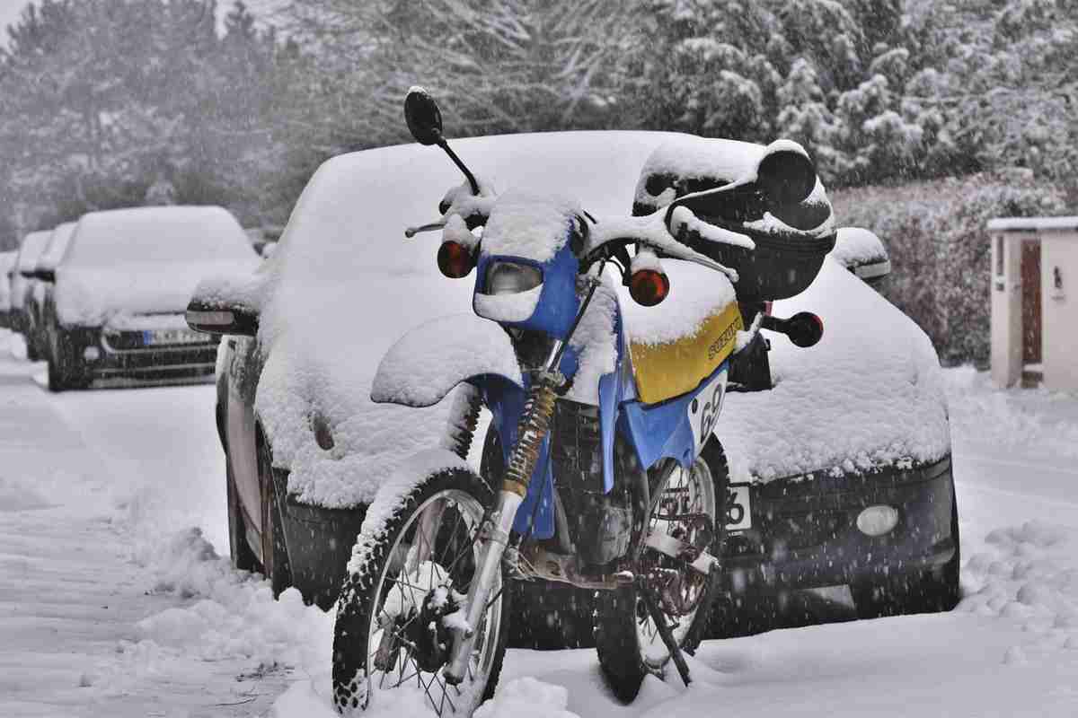 Moto, ecco cosa non fare in inverno