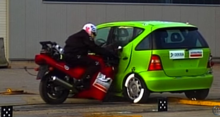 Moto crash test risultati scontro auto