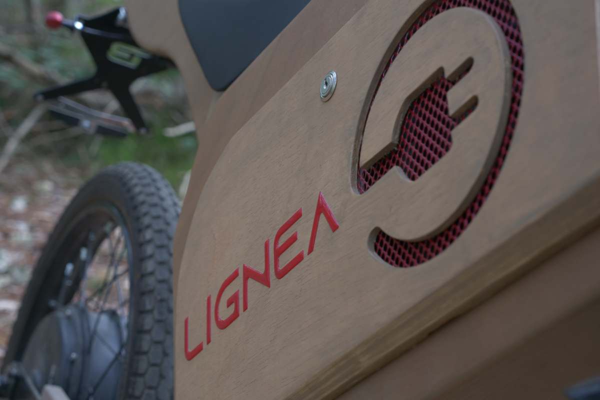 Arriva sul mercato una moto completamente in legno