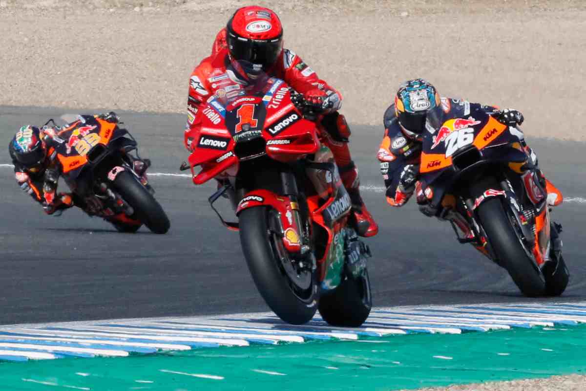 Durissimo scontro tra la Ducati e la KTM