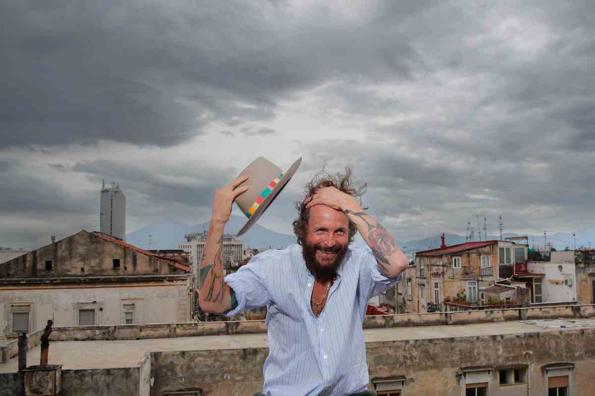 jovanotti vespa distrugge telefono