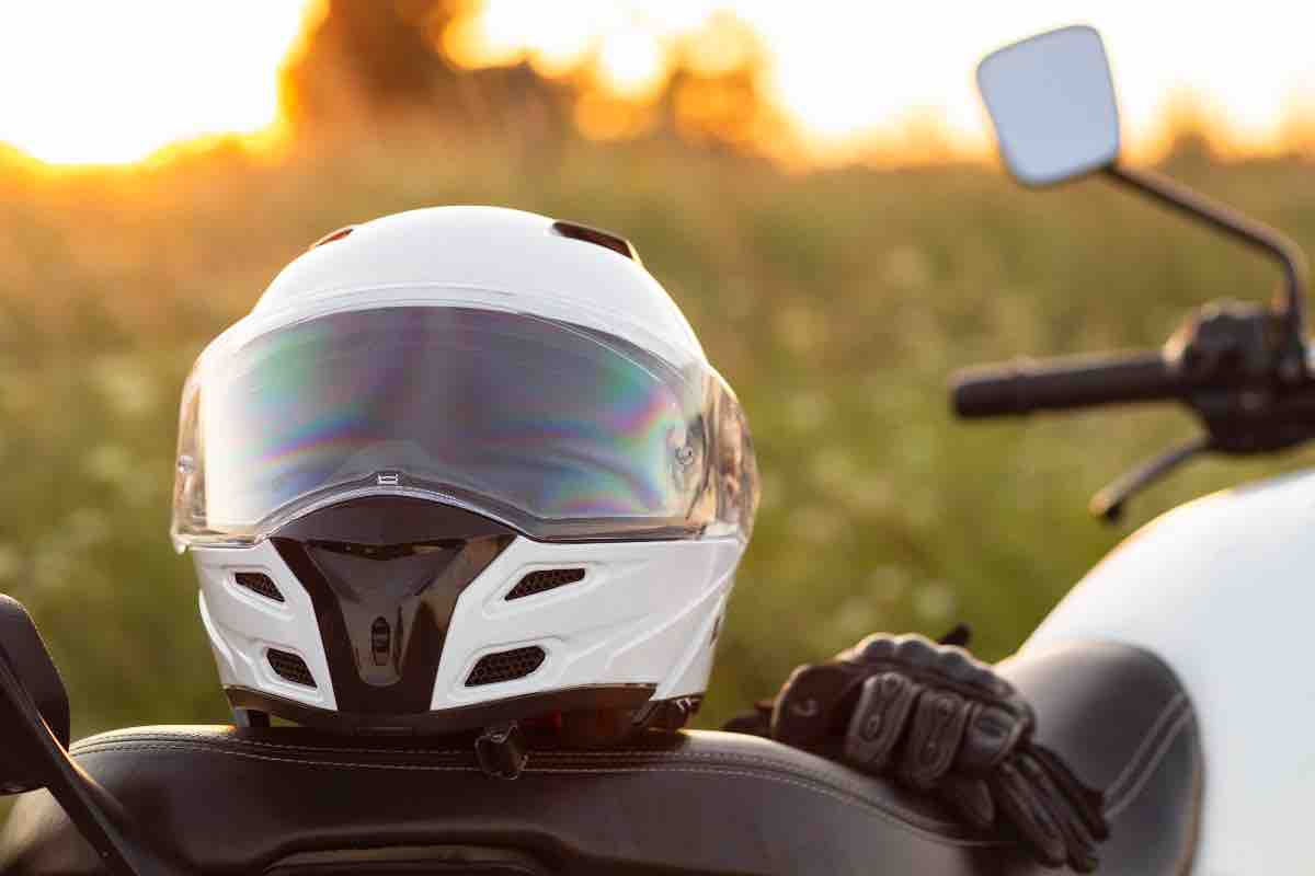Casco integrale, arrivano nuove regole per i motociclisti 